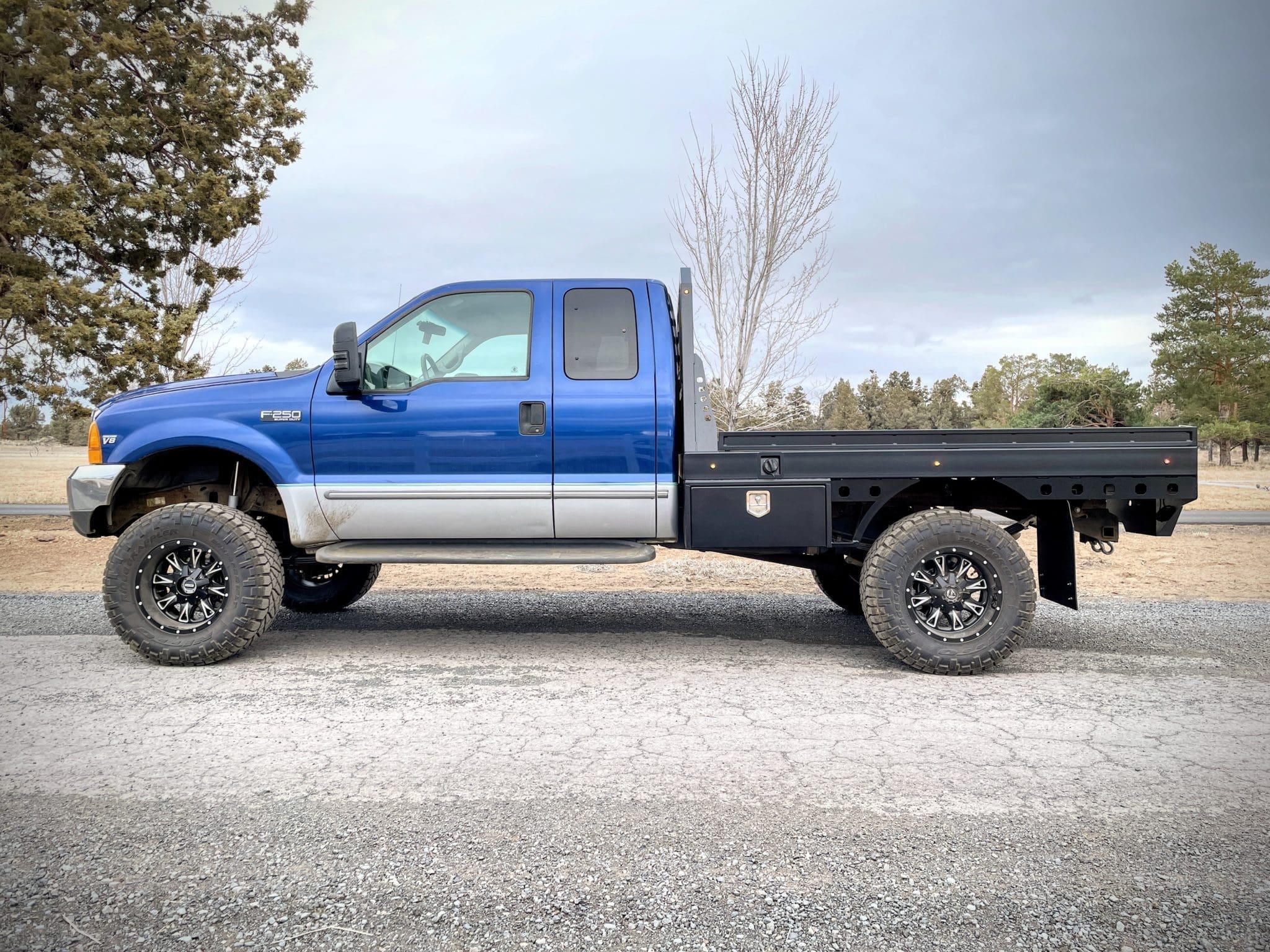 Skirted flatbed with accessories